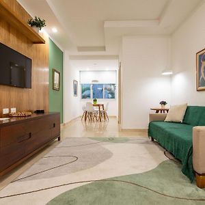 Novo. Vista Lateral Para A Praia, 2 Ou 3 Quartos, Wi Fi, Cozinha Completa E Ar.